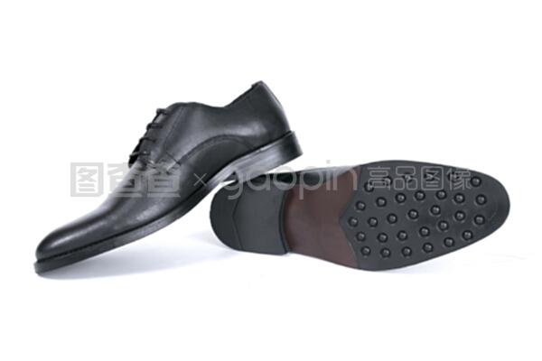 白色背景的黑色鞋子,独立产品。